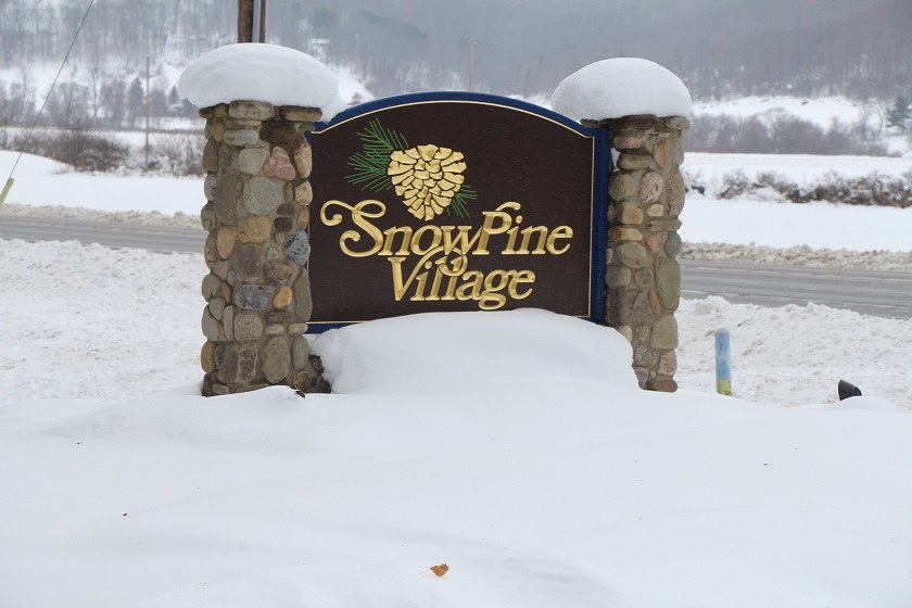 Snow Pine Condo sign