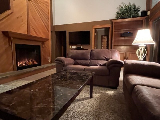 Livingroom with a fireplace.